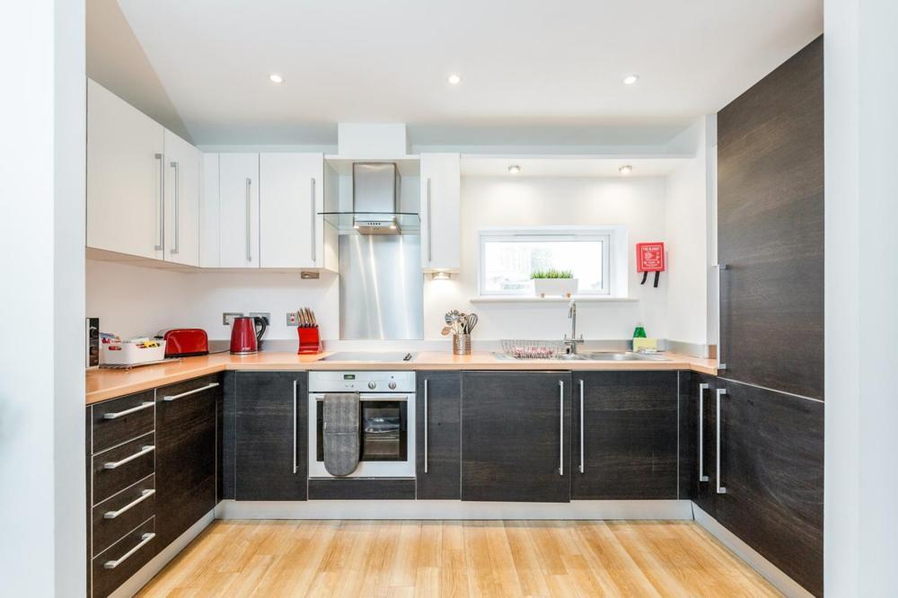 גילדפורד Roomspace Serviced Apartments - Abbot'S Yard מראה חיצוני תמונה